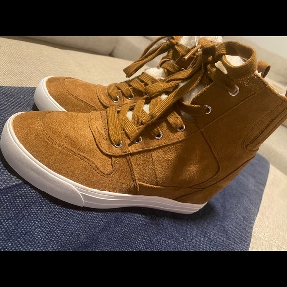 Irdy Faux Shearling Cuff Wedge Bootie SZ 8.5 - Picture 7 of 9